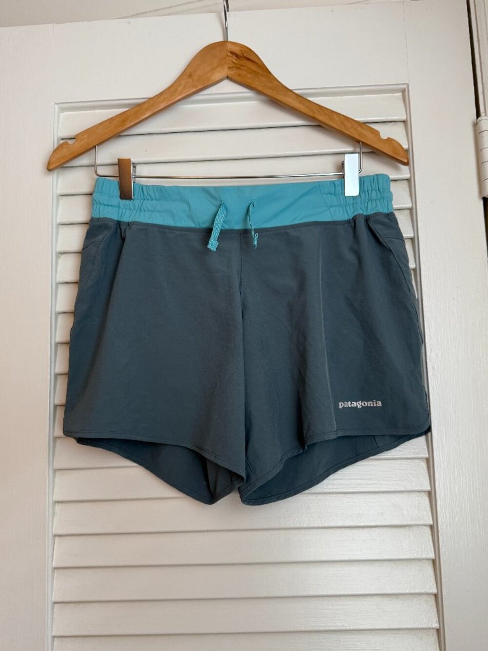 Patagonia Nine Trail Teal Waistband & Slate Gray Athletic Shorts Size Small